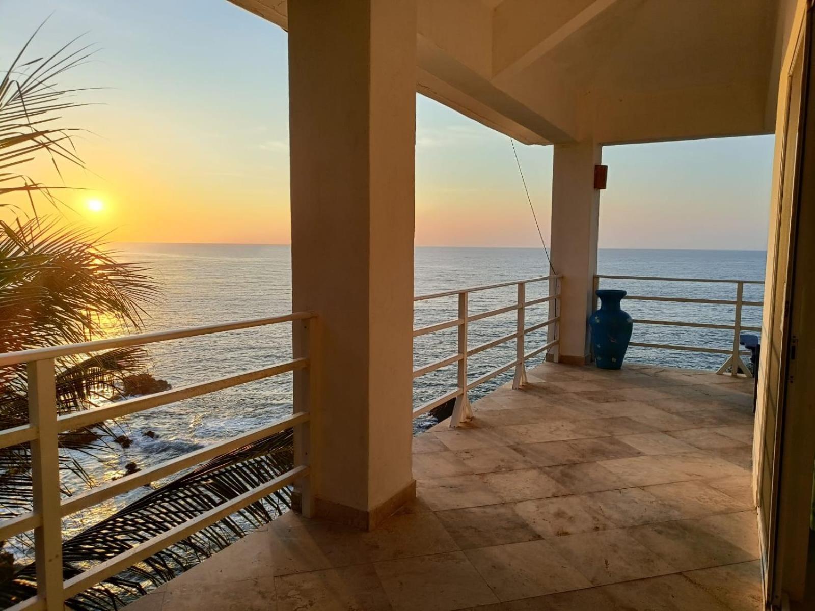 Hotel Luz De Mar ' Right On The Beach Cuatunalco Exterior photo