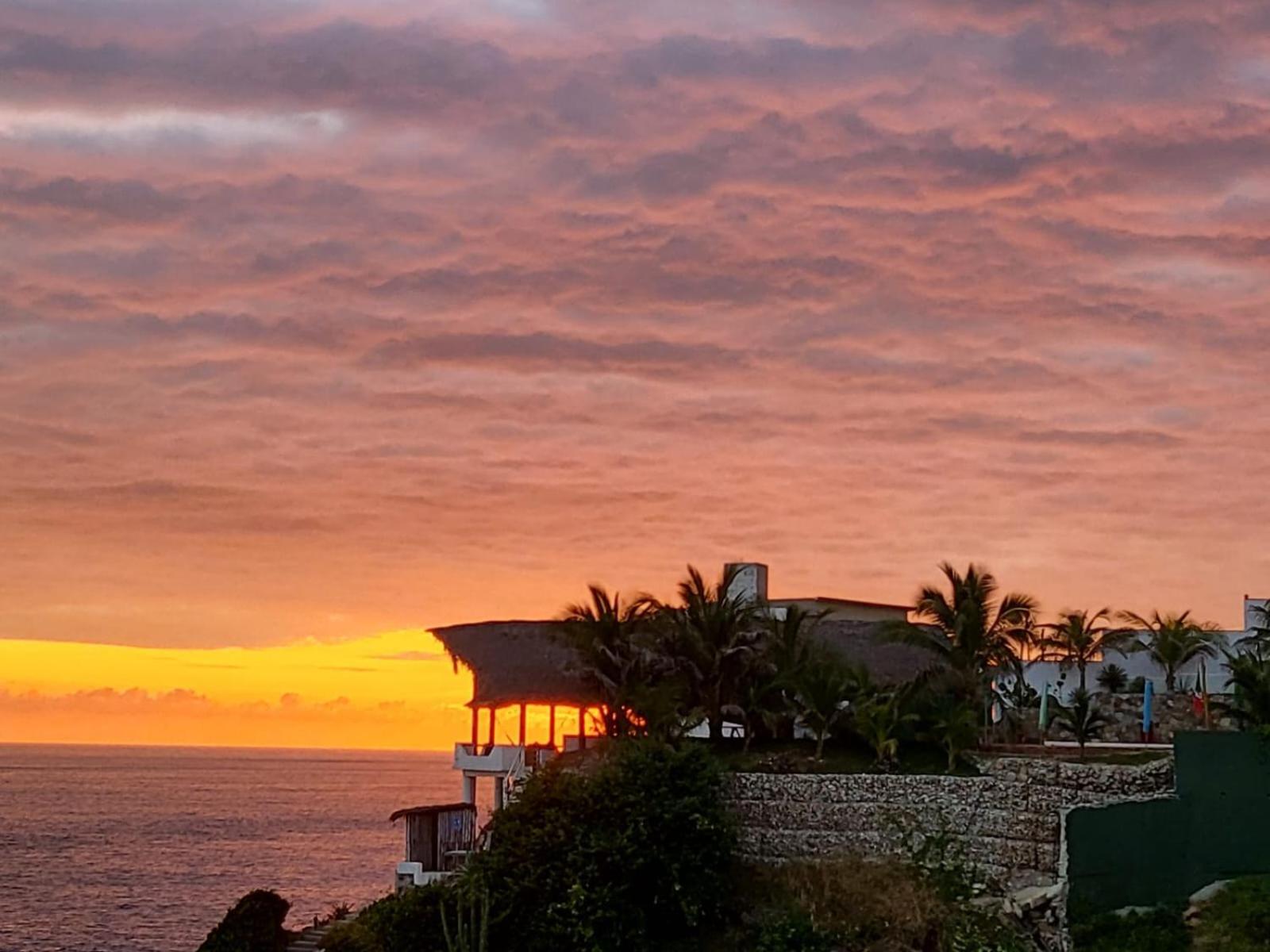 Hotel Luz De Mar ' Right On The Beach Cuatunalco Exterior photo